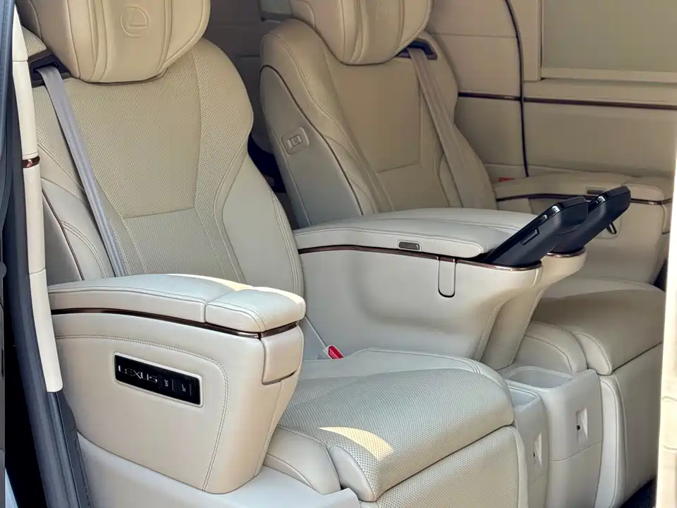 Lexus LM