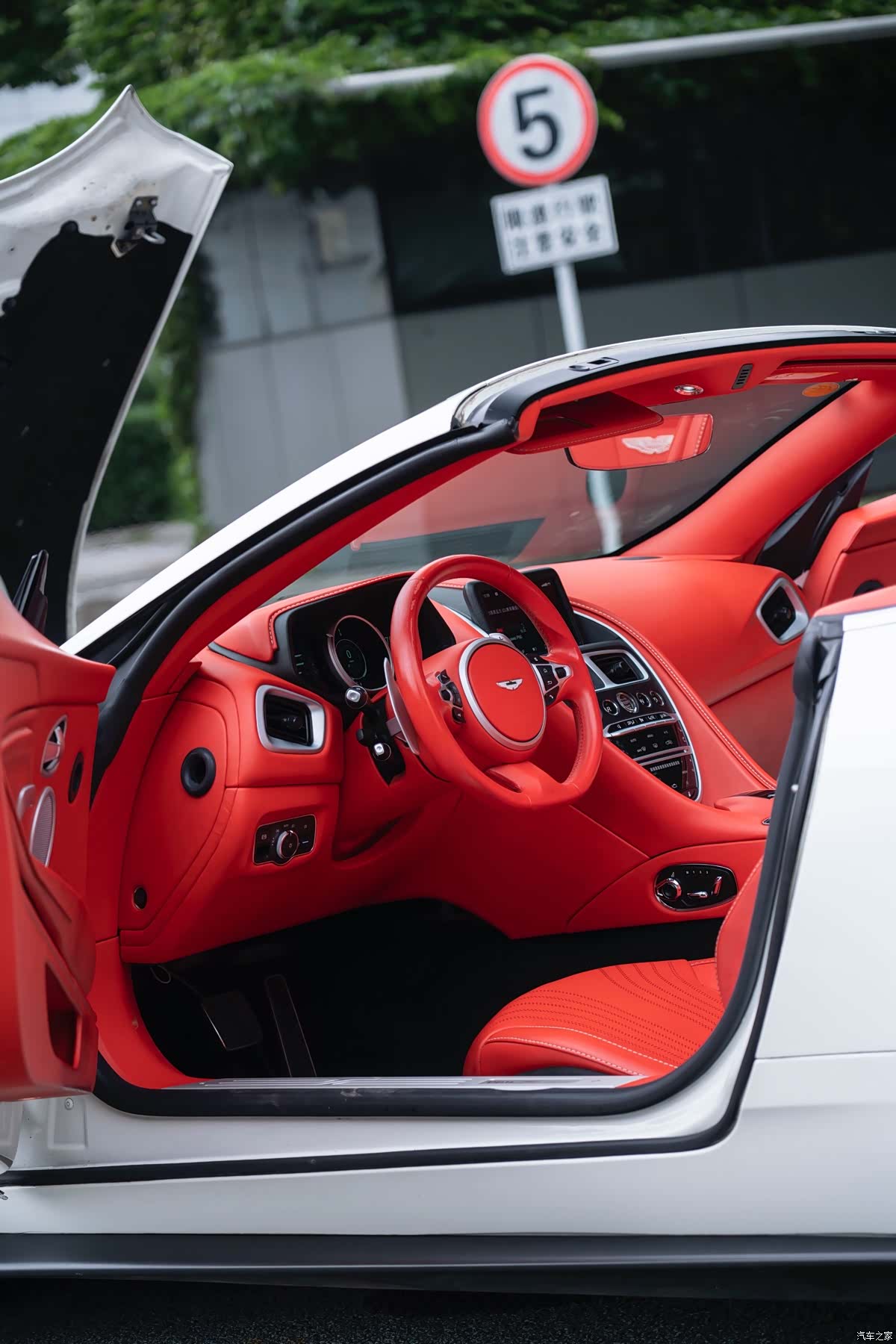 Aston Martin DB11, 2020 10