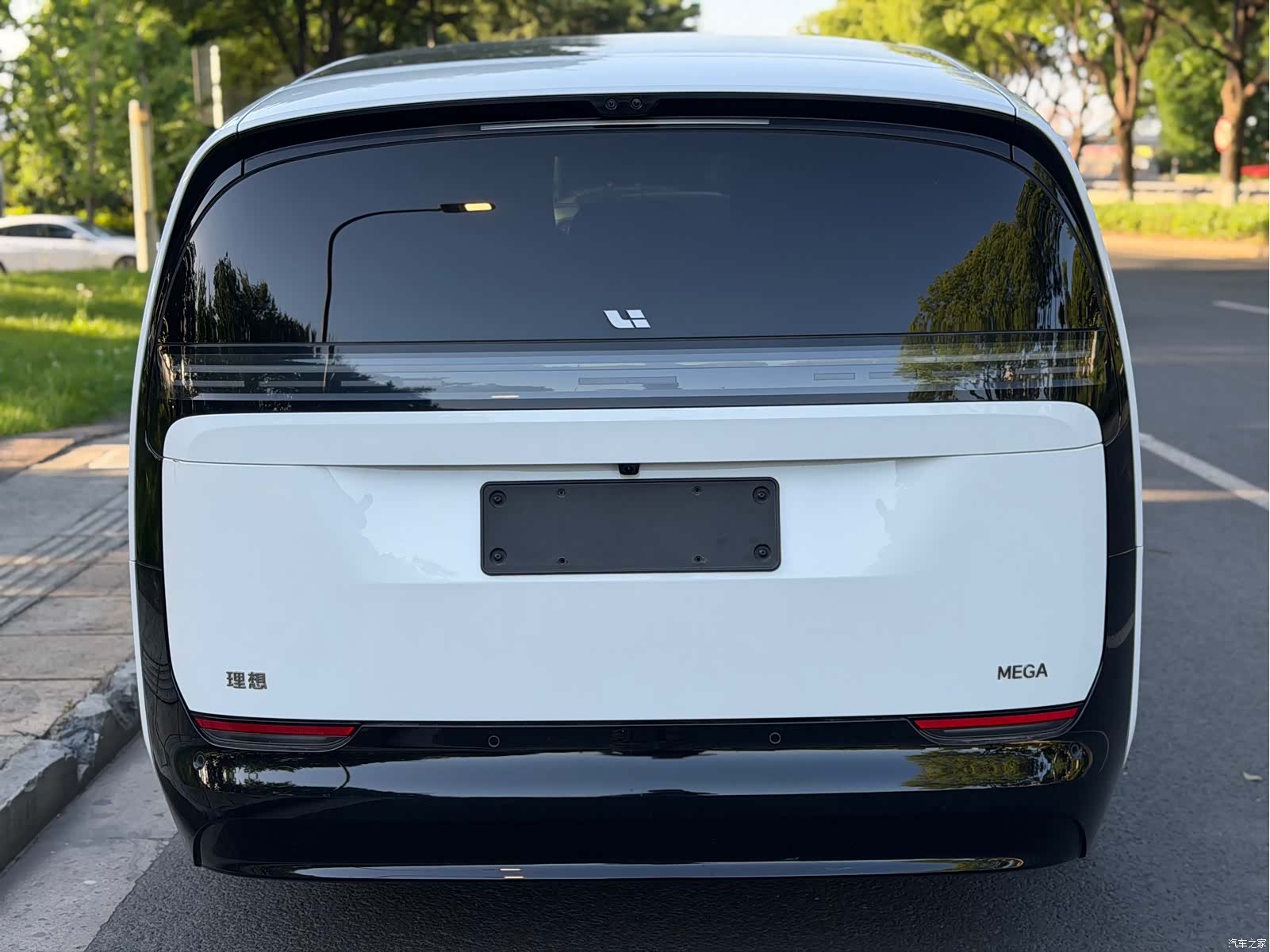 Li Auto MEGA, 2024 6