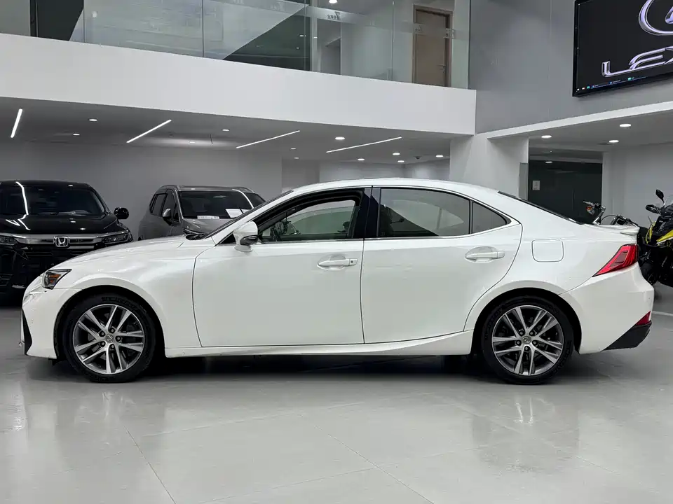 Lexus IS
