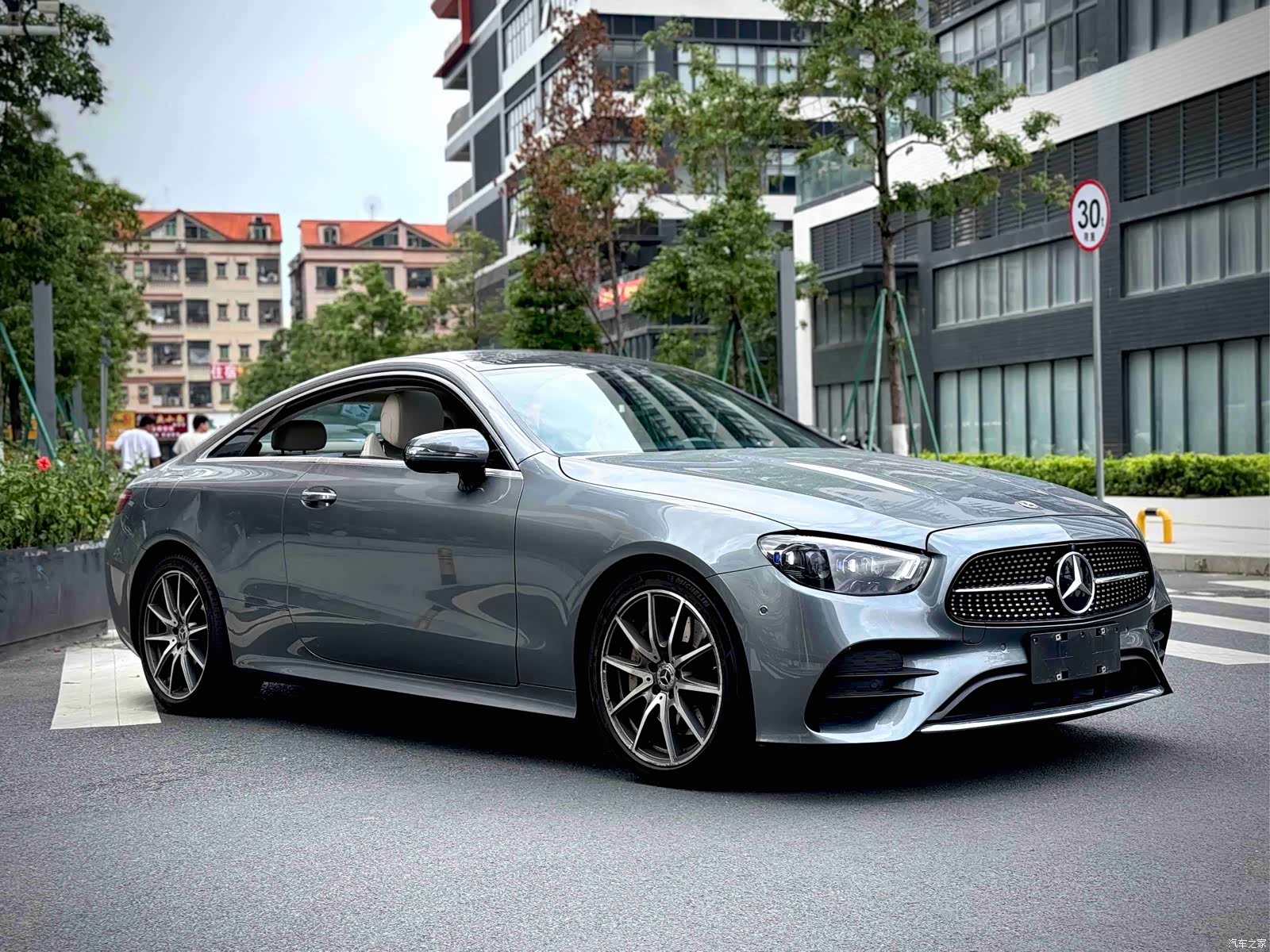Mercedes-Benz E-Class, 2022 3