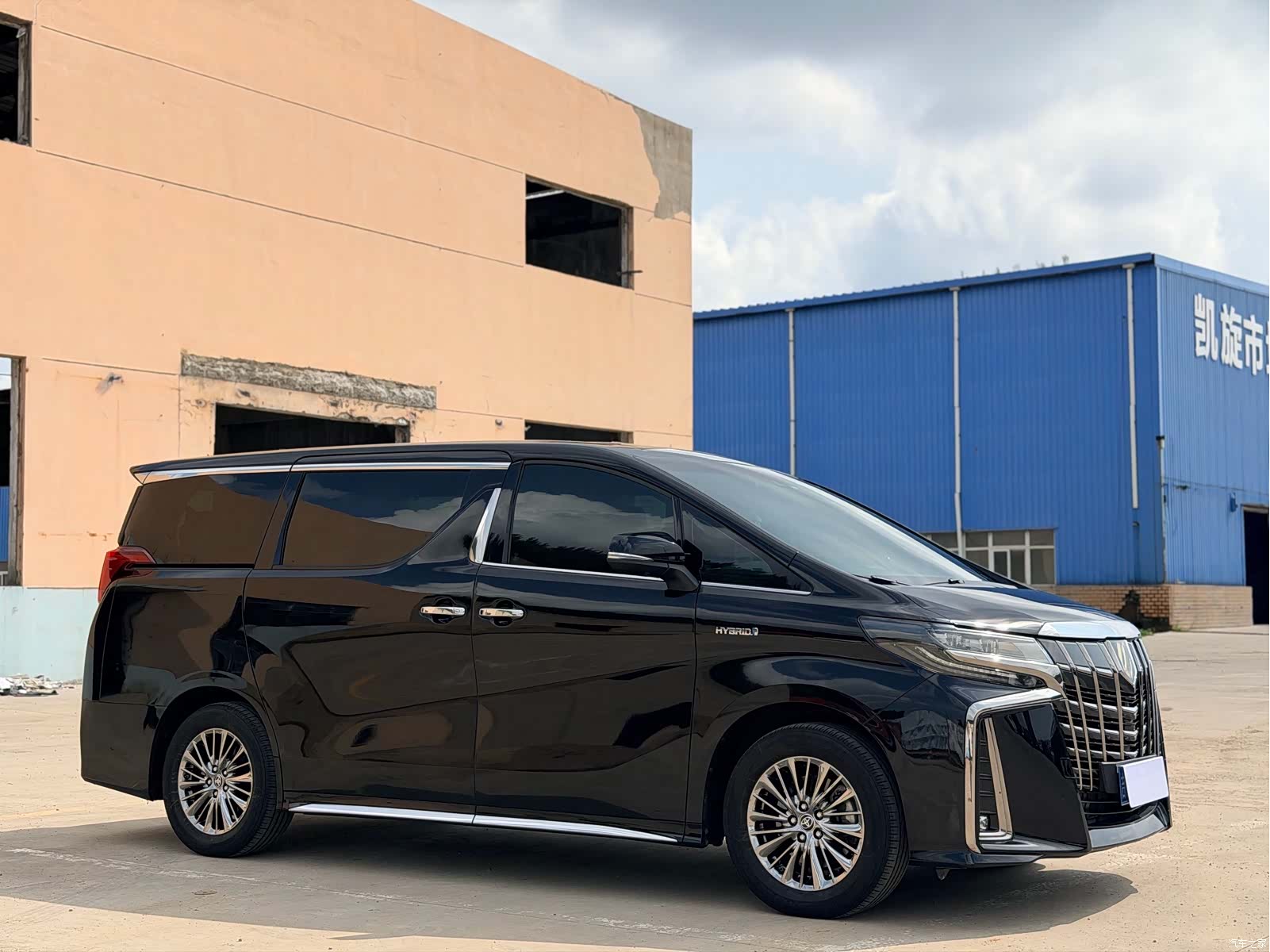 Toyota Alphard, 2023 3