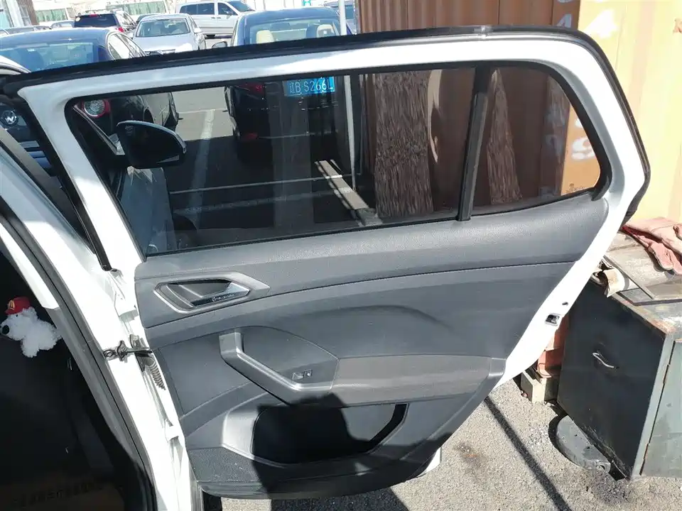 Volkswagen Exploring the shadow