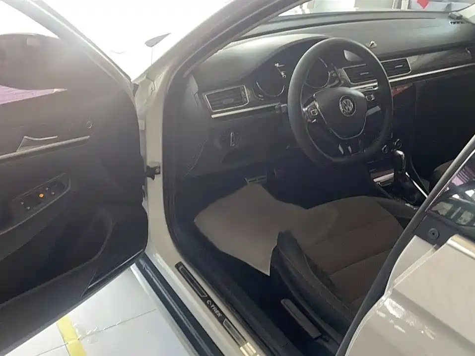 Volkswagen C-TREK Wei Collar