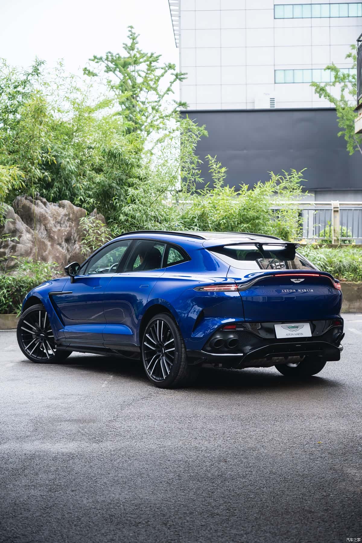 Aston Martin DBX, 2024 7