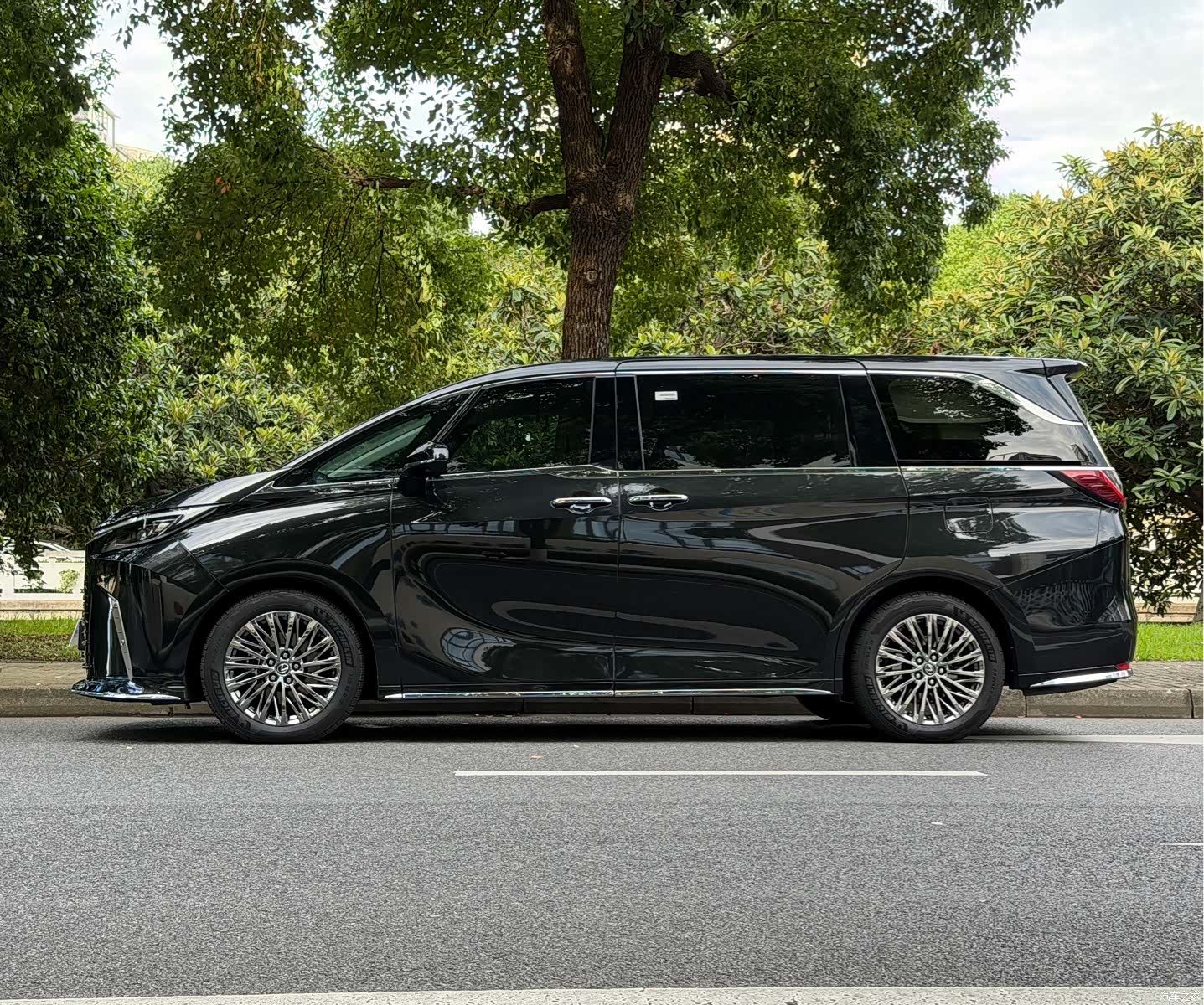Lexus LM, 2024 7