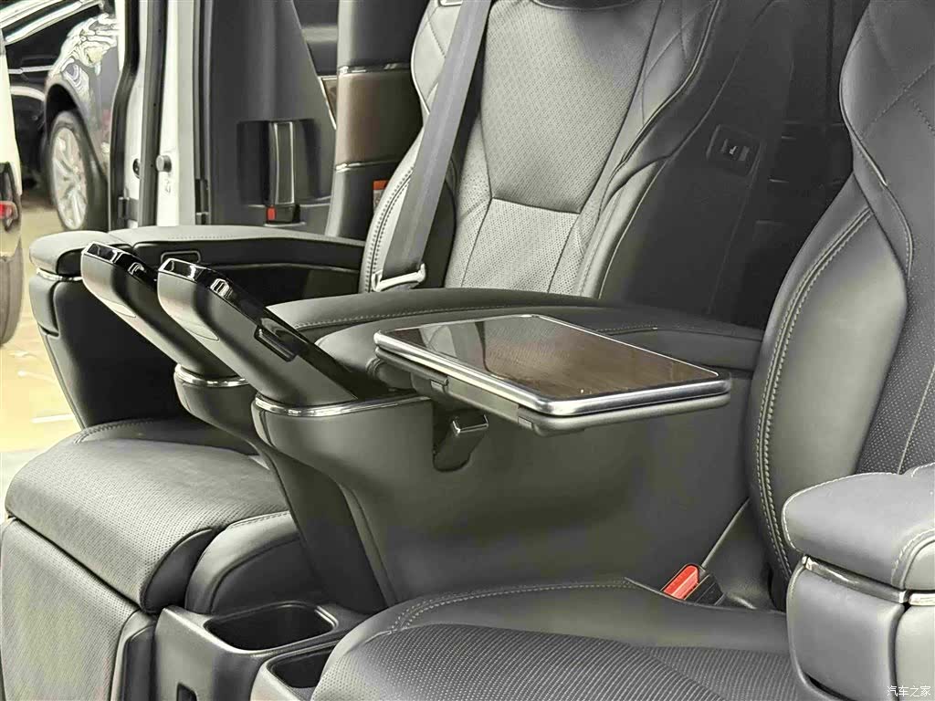 Toyota Vellfire, 2025 12