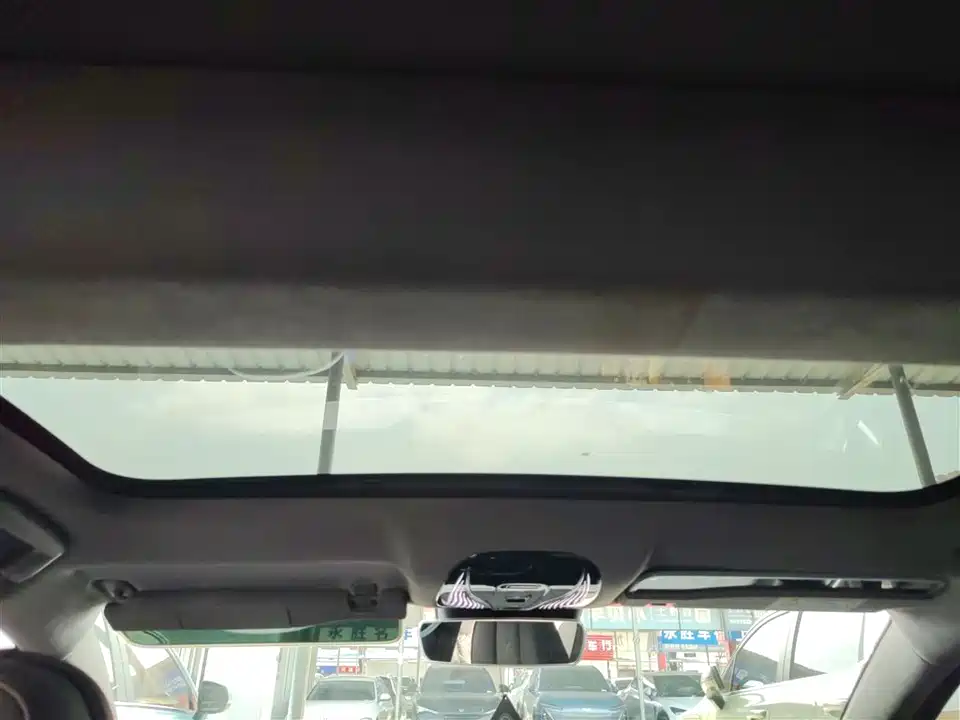 VOYAH Lantu chasing light