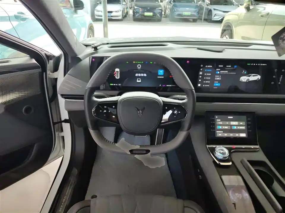 VOYAH Lantu chasing light