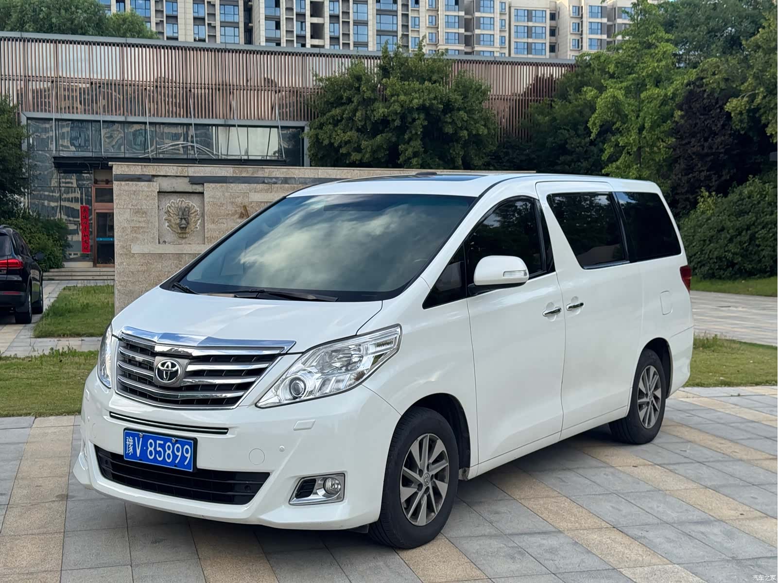 Toyota Alphard, 2014 1