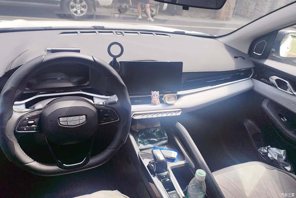Geely Coolray, 2025 12