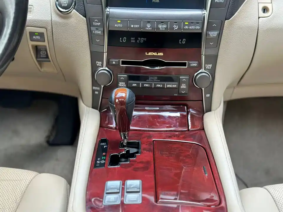 Lexus LS