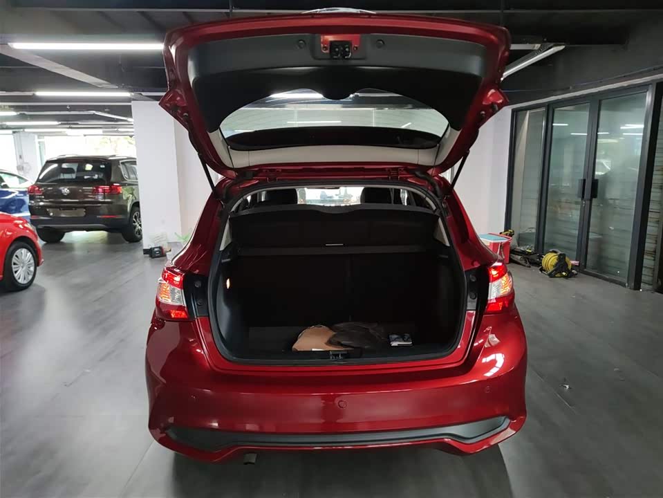 Nissan TIIDA Nissan TIIDA
