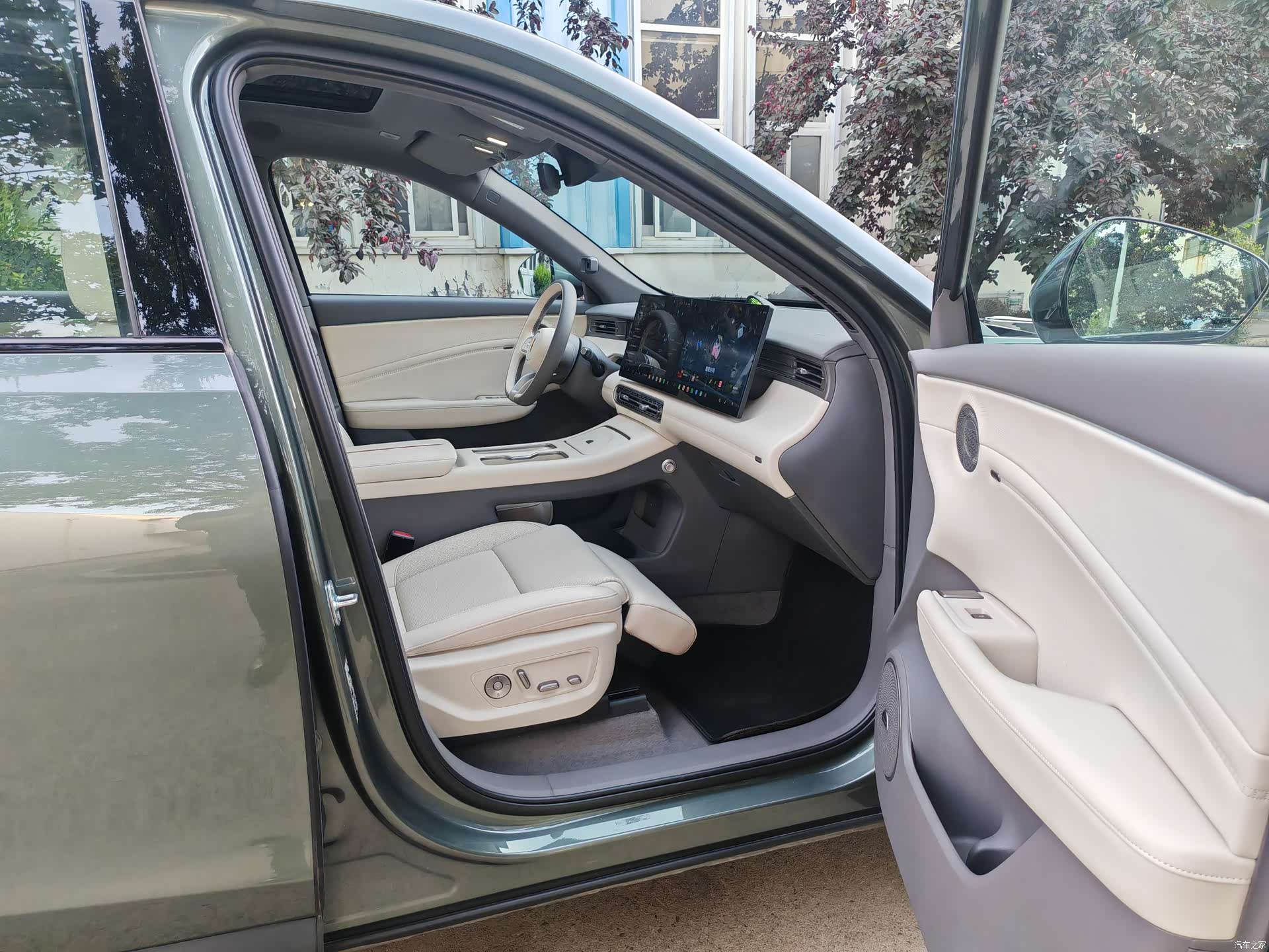 Hongqi HS6, 2026 12