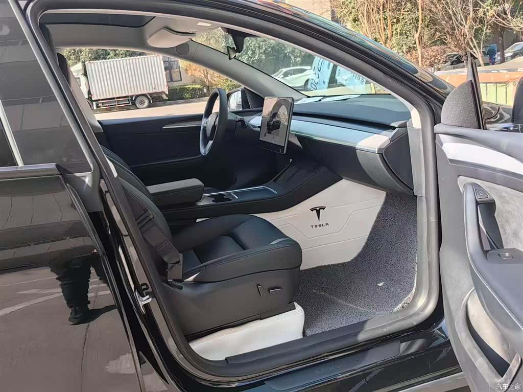 Tesla Model Y, 2024 7