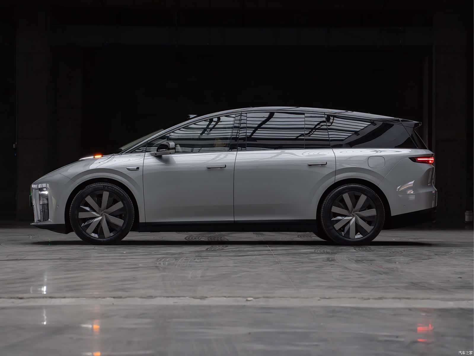 Li Auto i8, 2025 2
