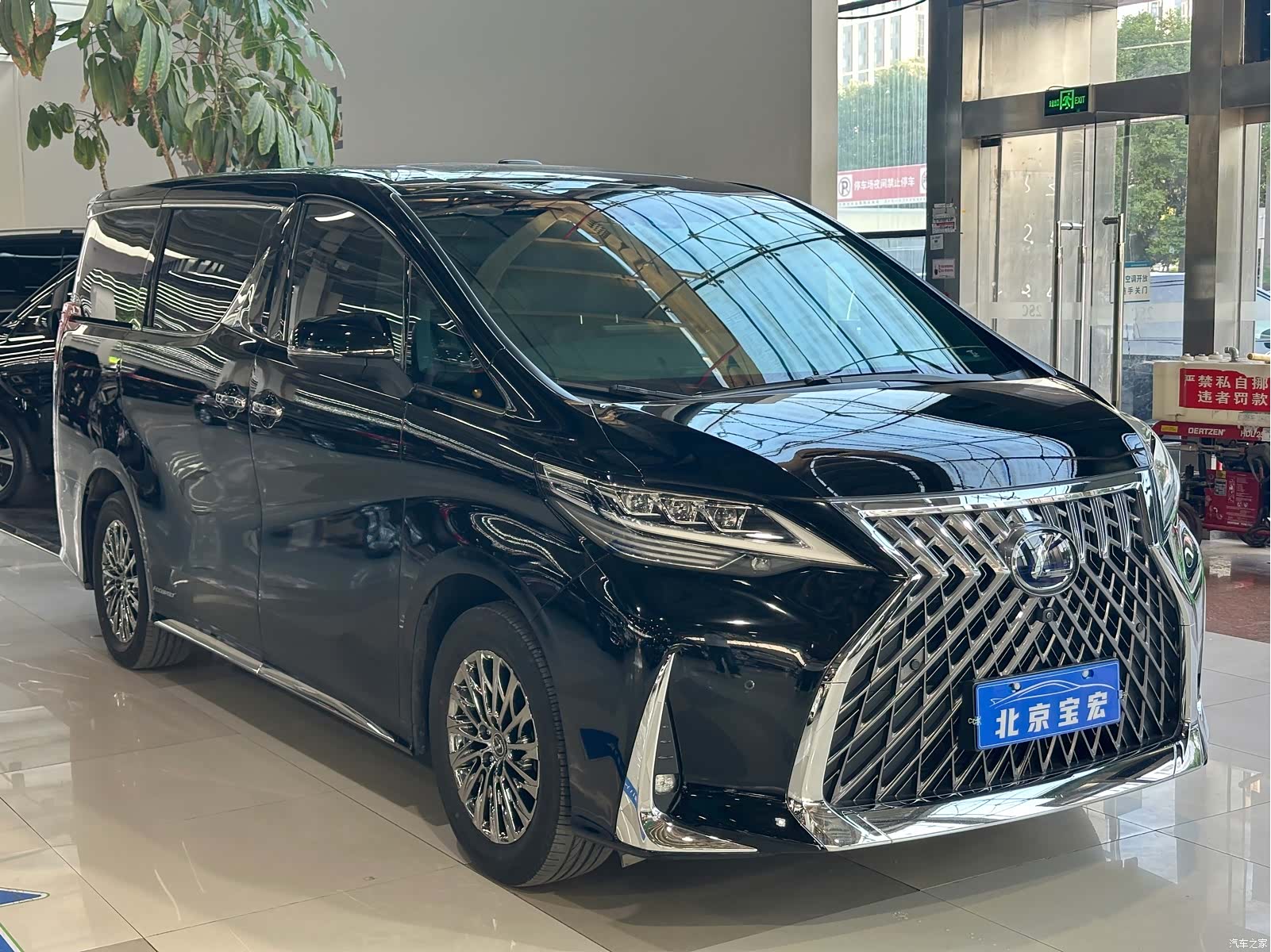 Lexus LM, 2021 3