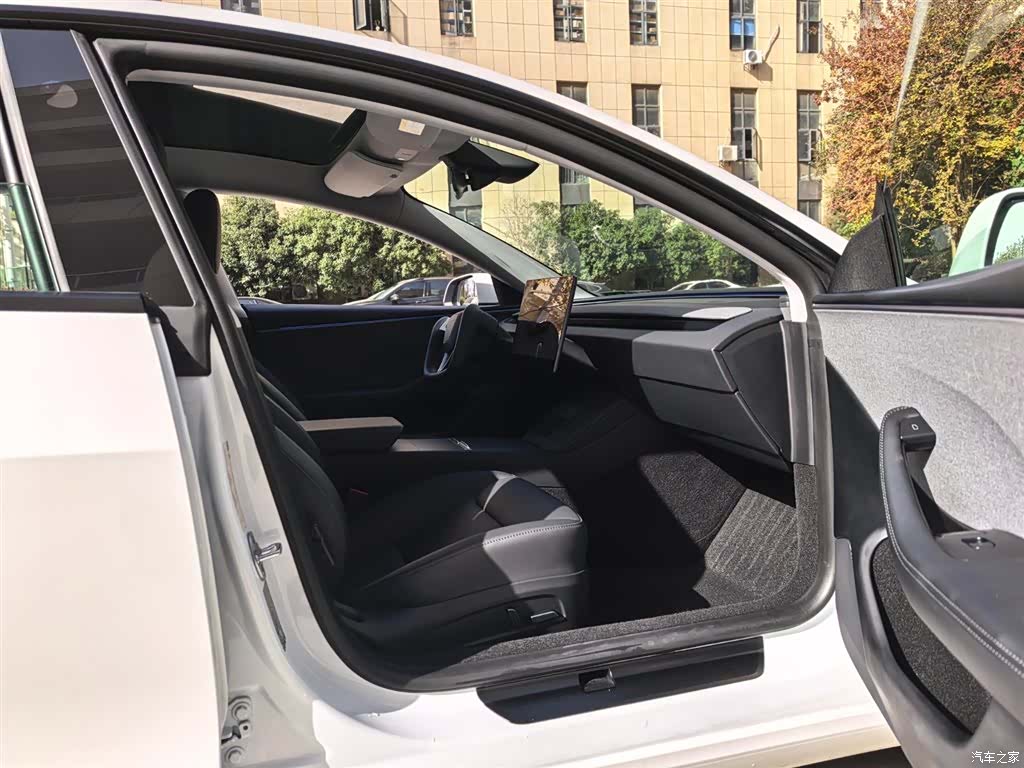 Tesla Model 3, 2025 7