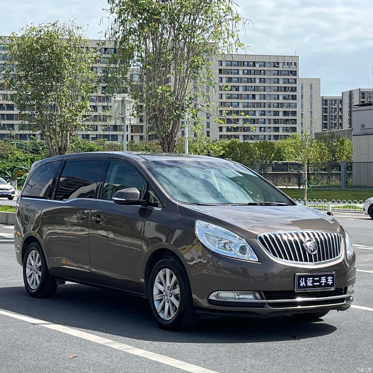 Buick GL8, 2011 3
