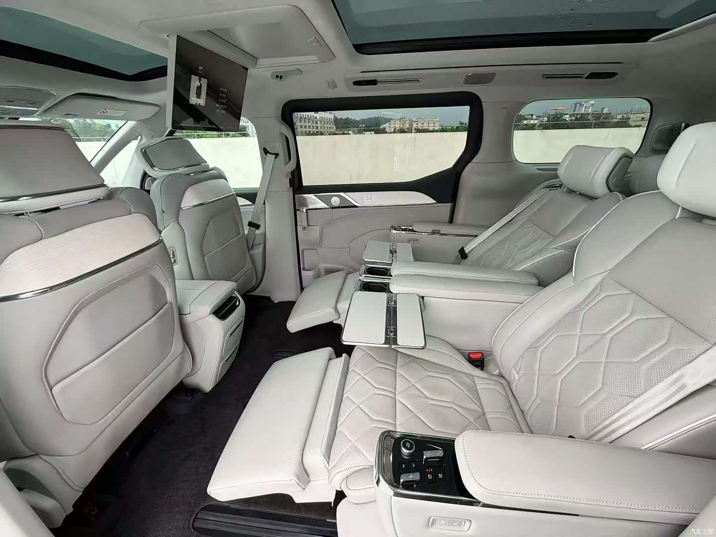 Volvo EM90, 2024 7