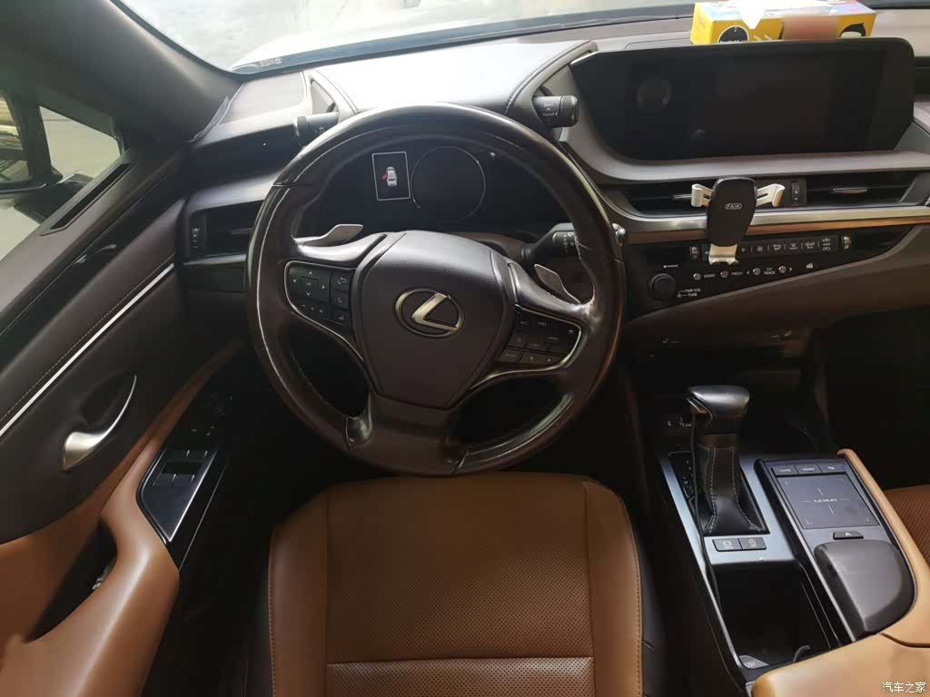 Lexus ES, 2020 3