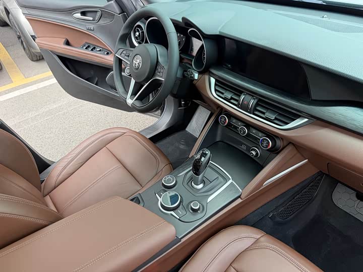 Alfa Romeo Stelvio si tan wei 2017 2.0T 200HP jing ying ban