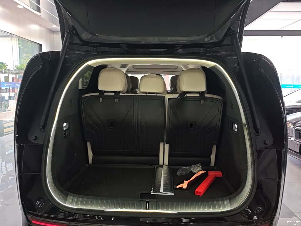 Li Auto MEGA, 2025 19