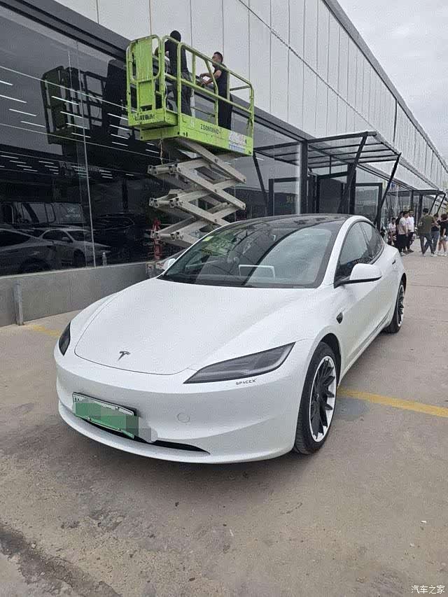 Tesla Model 3, 2025 1