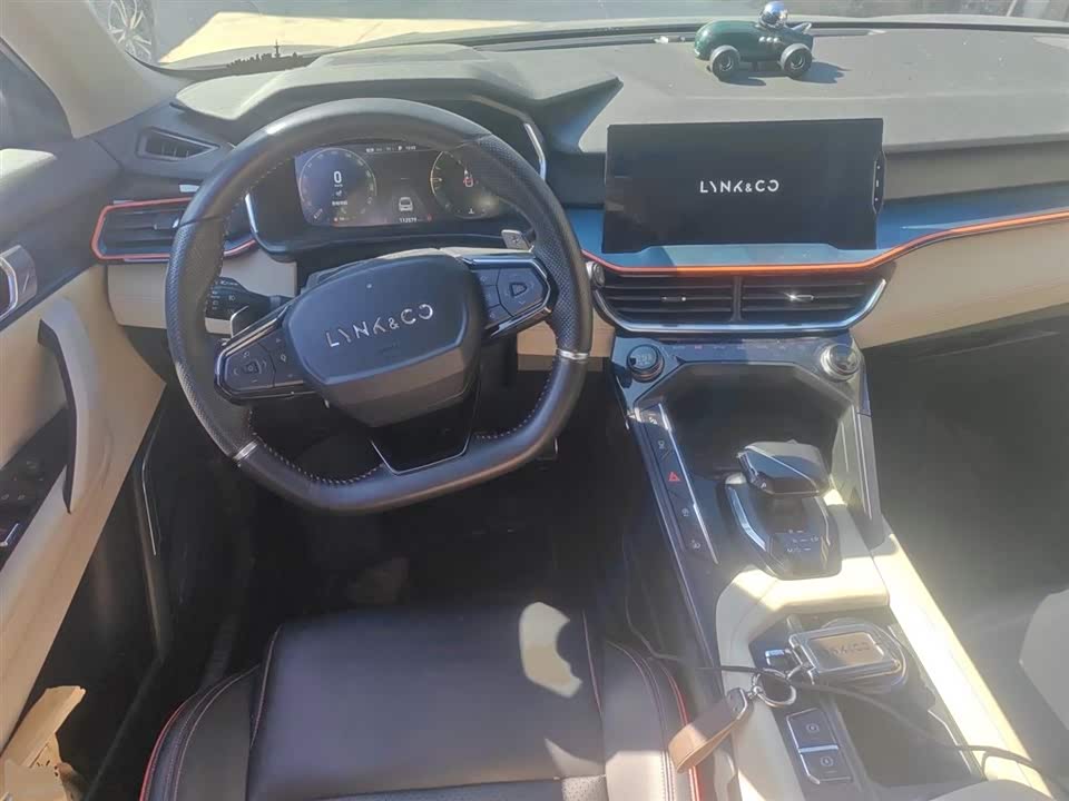 Lynk & Co 06