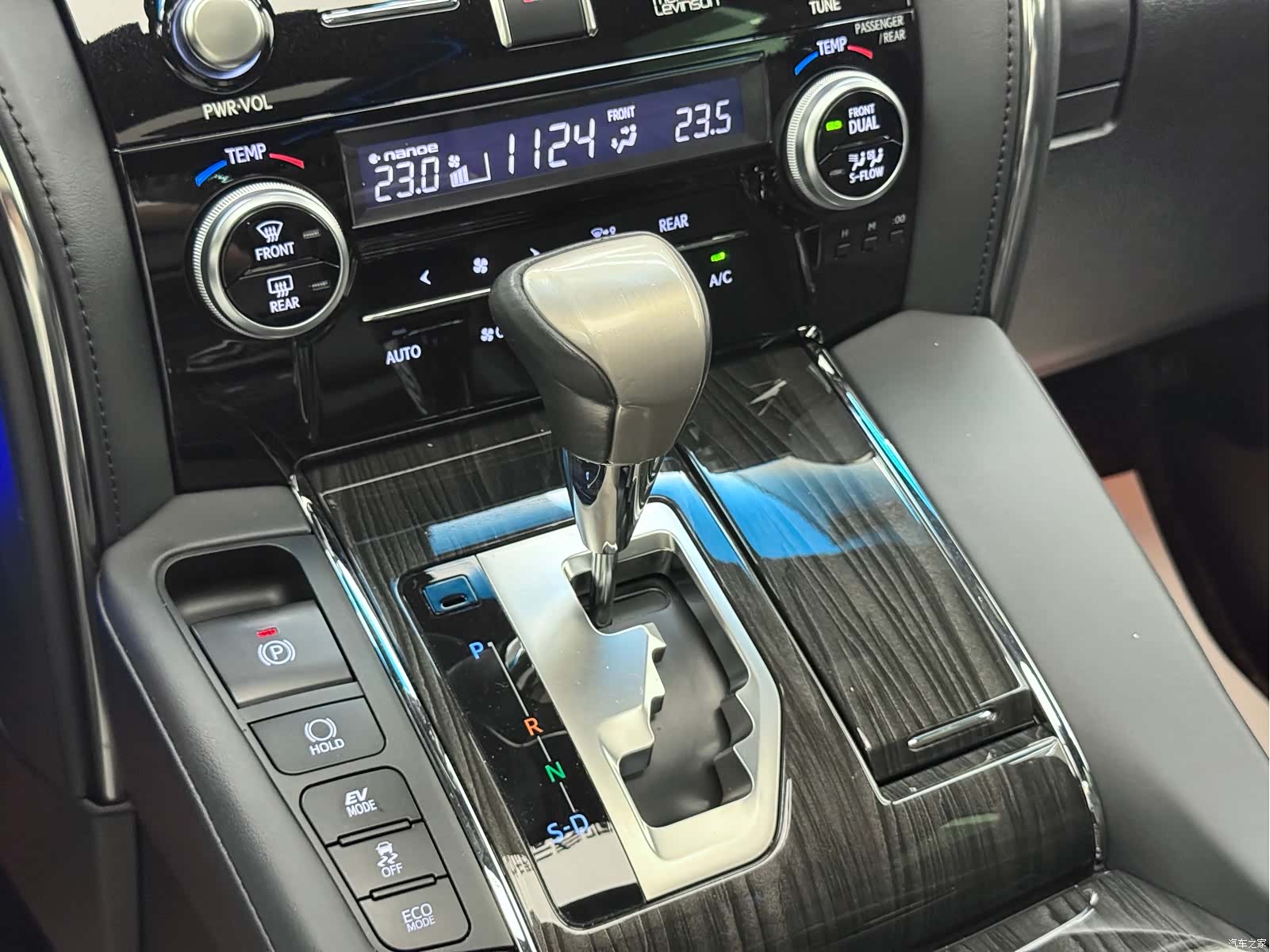 Lexus LM, 2023 17