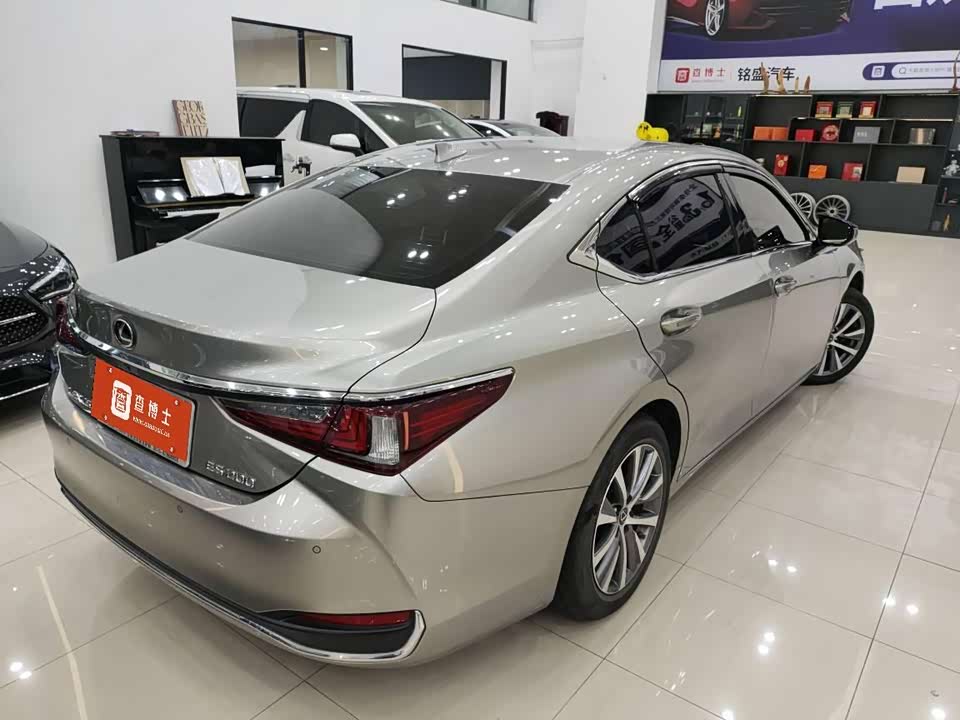 Lexus ES