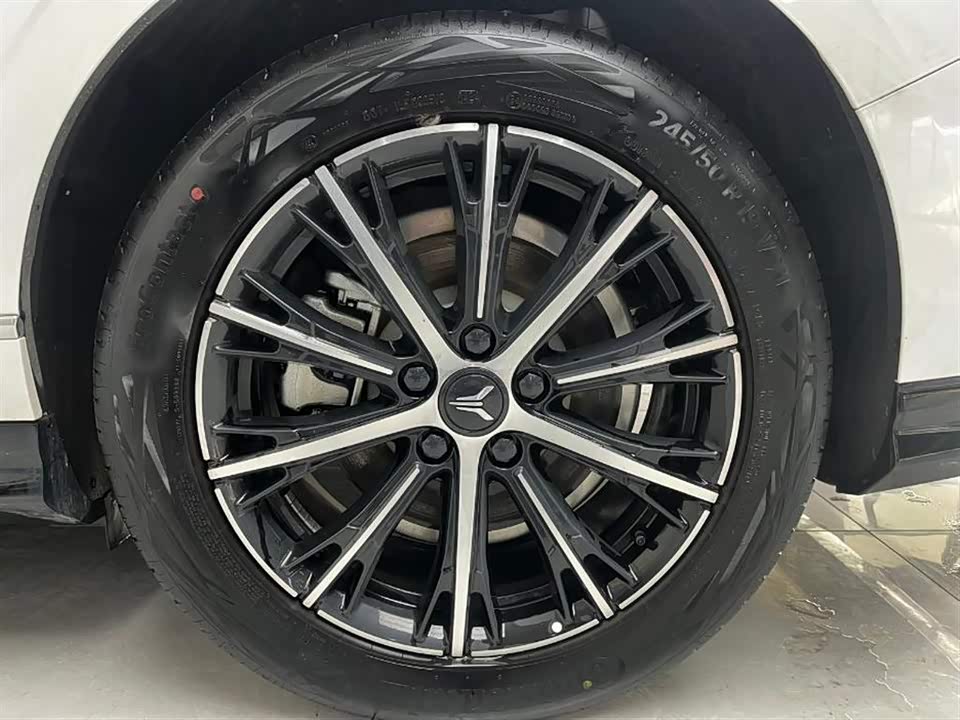 VOYAH Lantu chasing light