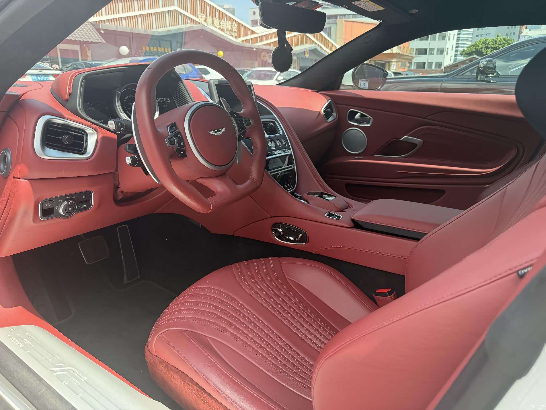 Aston Martin DB11, 2022 все фото