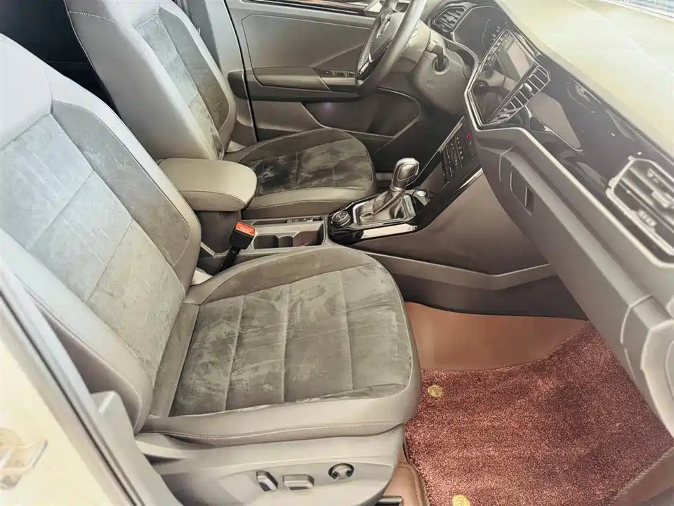 Volkswagen T-ROC exploring Songs