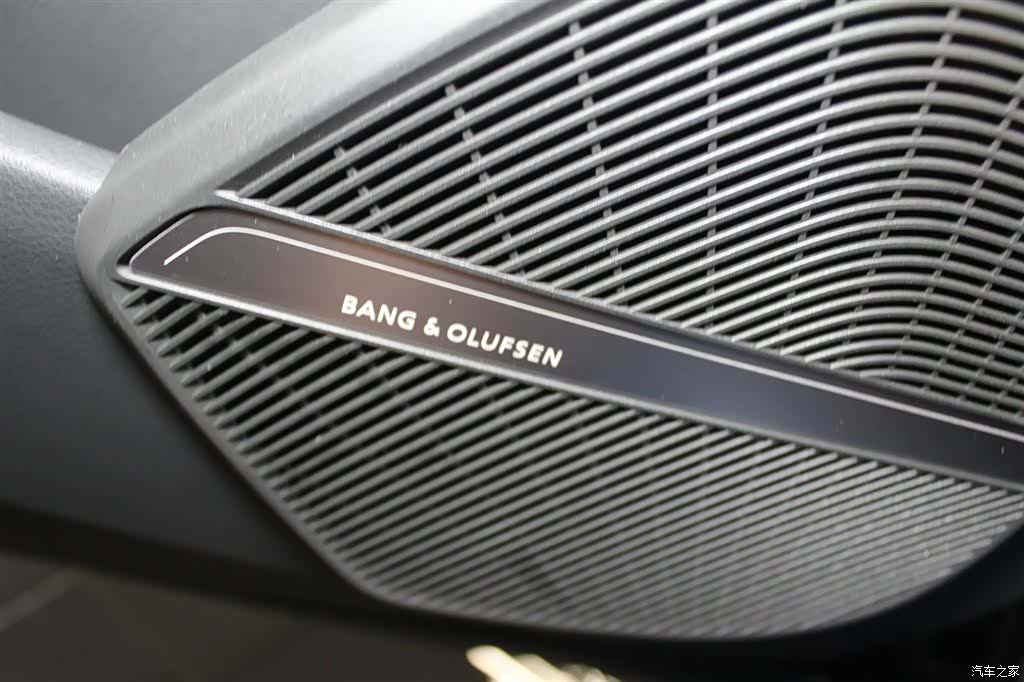 Audi Q5L, 2026 11