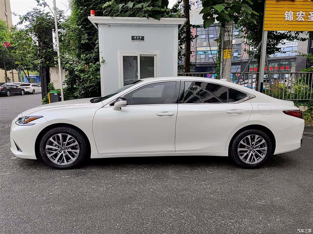 Lexus ES, 2022 4
