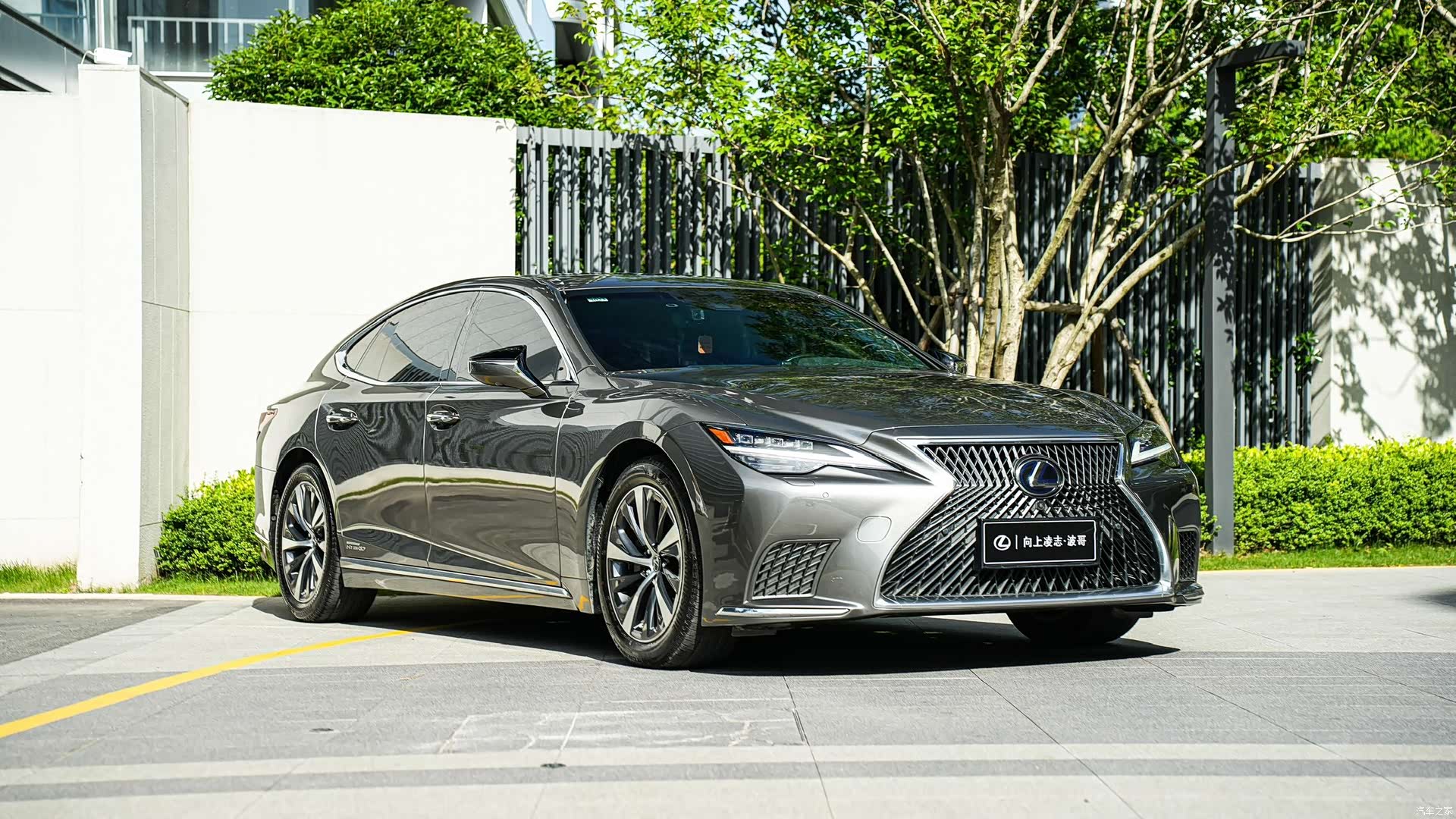 Lexus LS, 2021 3