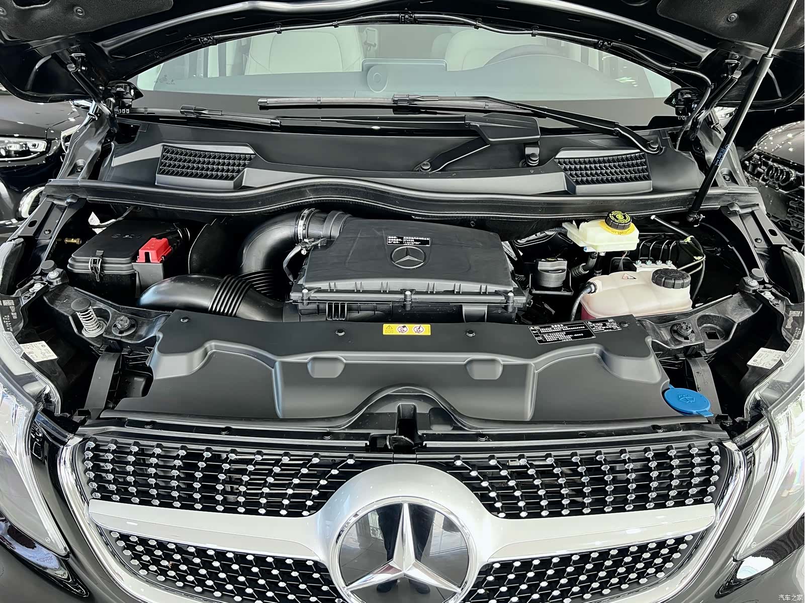 Mercedes-Benz V-Class, 2023 28