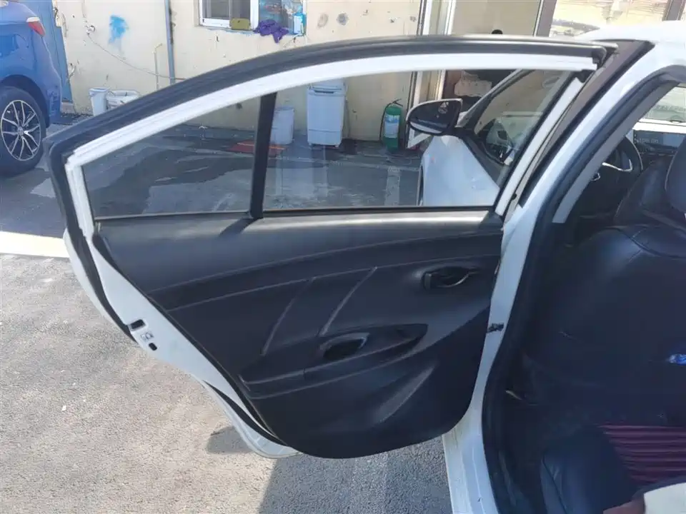 Toyota YARiS L to enjoy