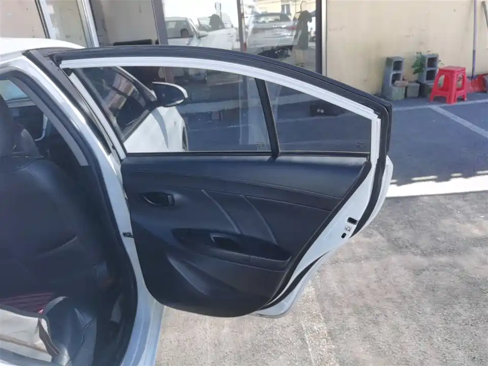 Toyota YARiS L to enjoy