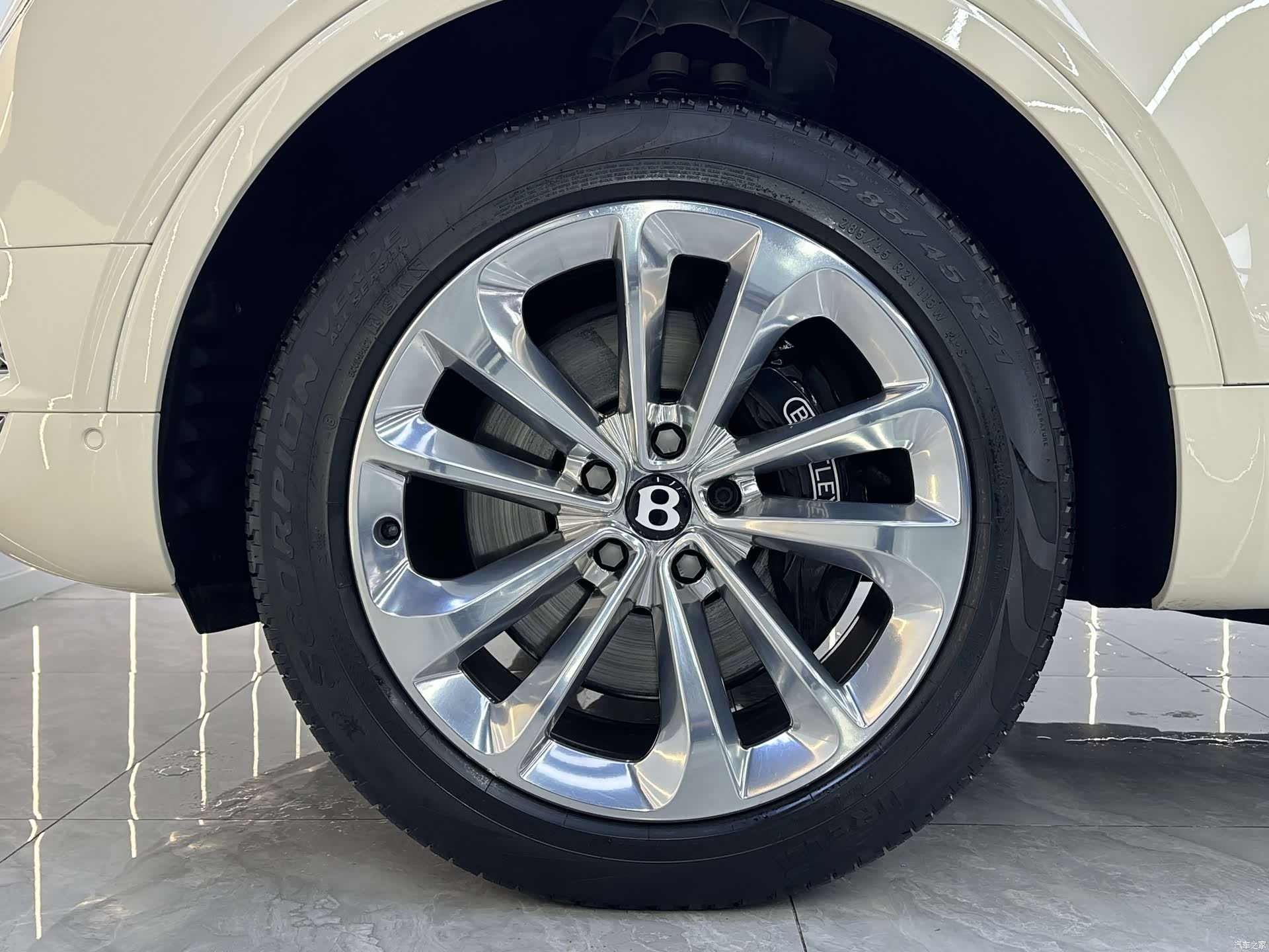 Bentley Bentayga, 2017 8