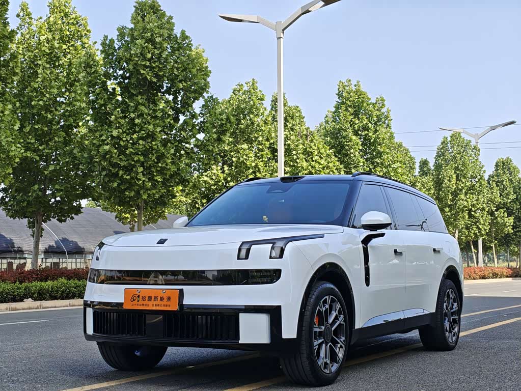 Lynk & Co 900