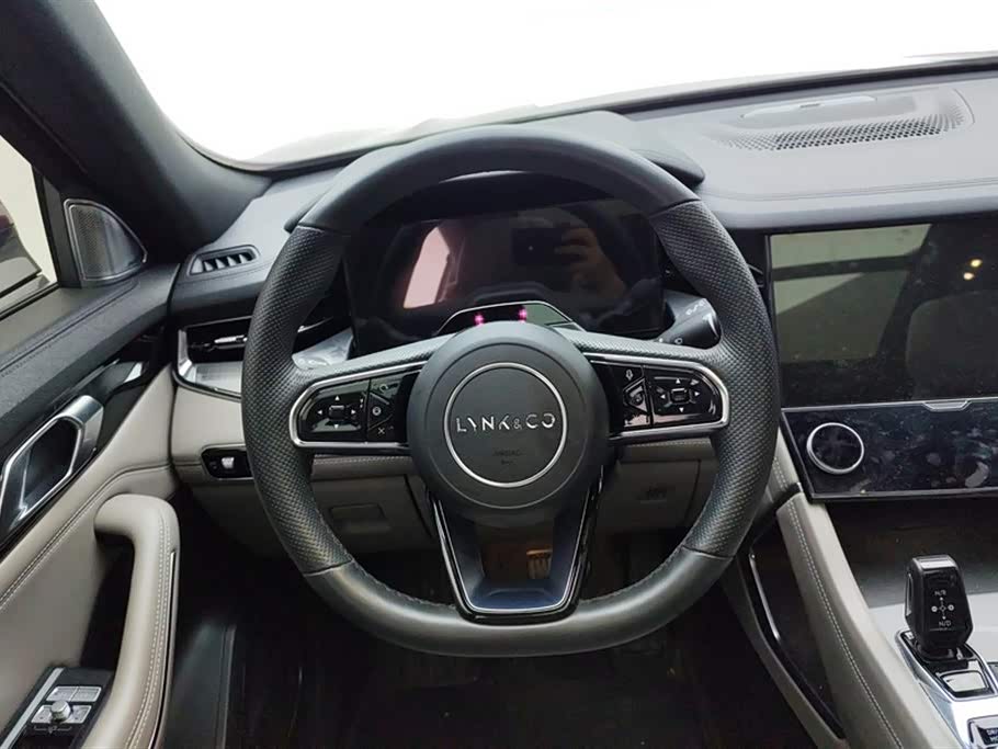 Lynk & Co 09 EM-P