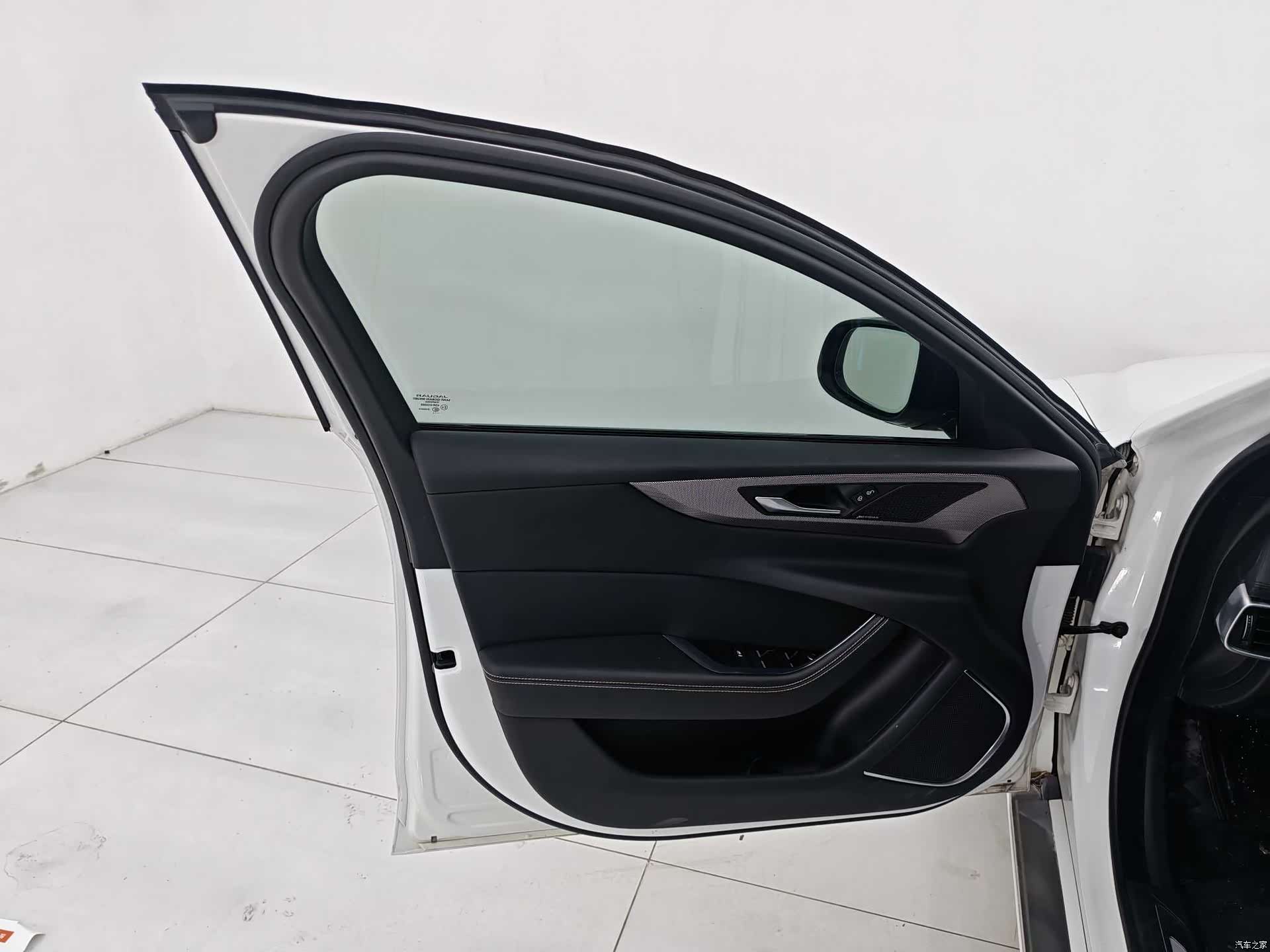 Land Rover XEL, 2021 11