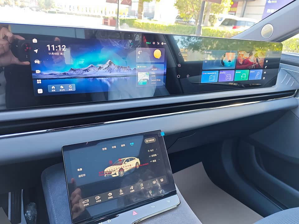 VOYAH Lantu chasing light