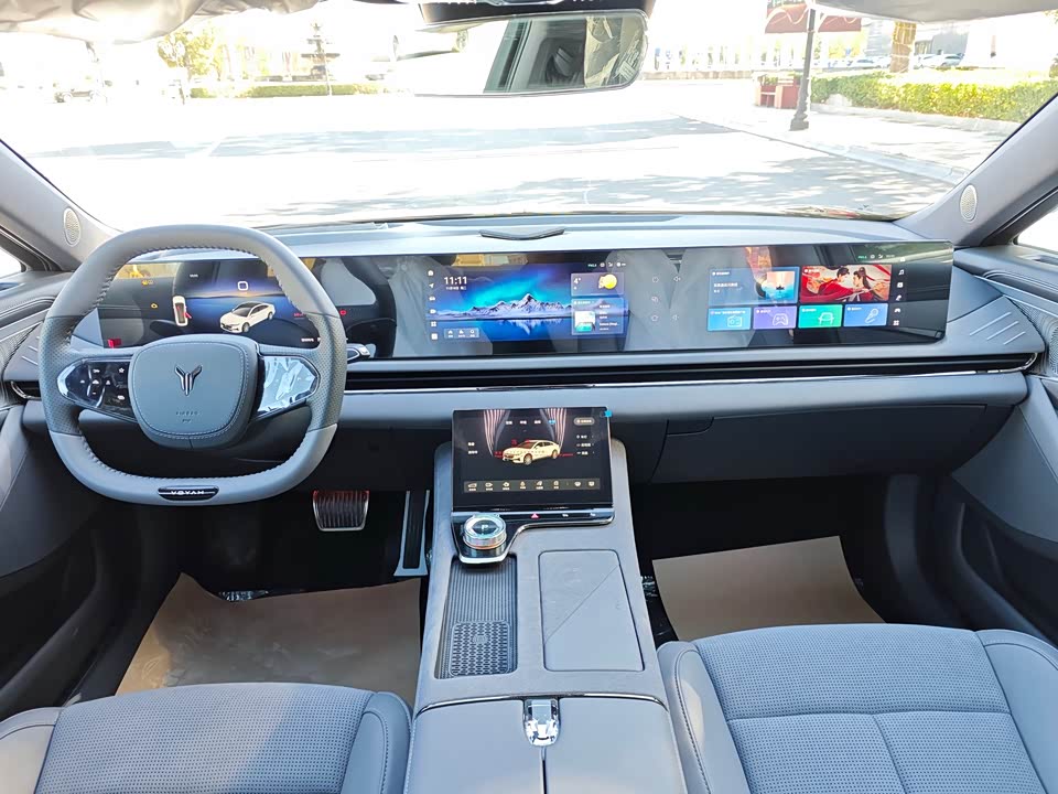 VOYAH Lantu chasing light