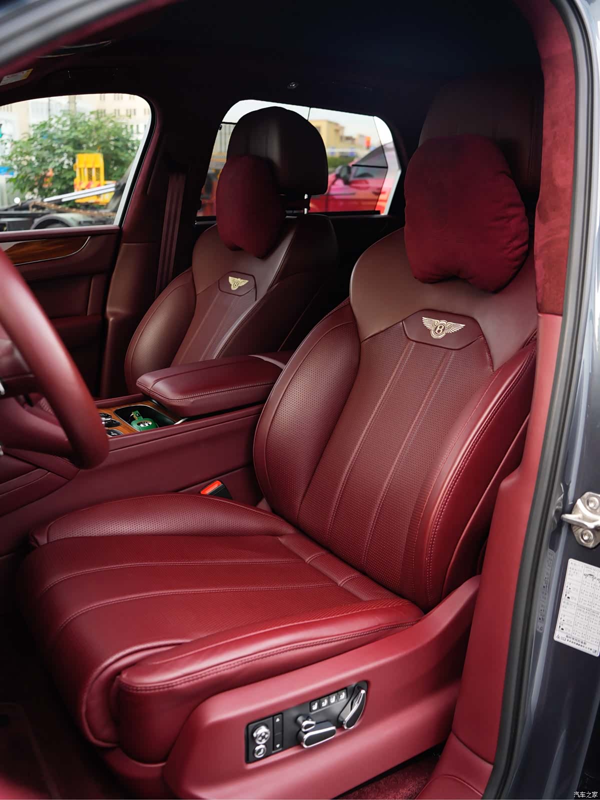 Bentley Bentayga, 2020 12