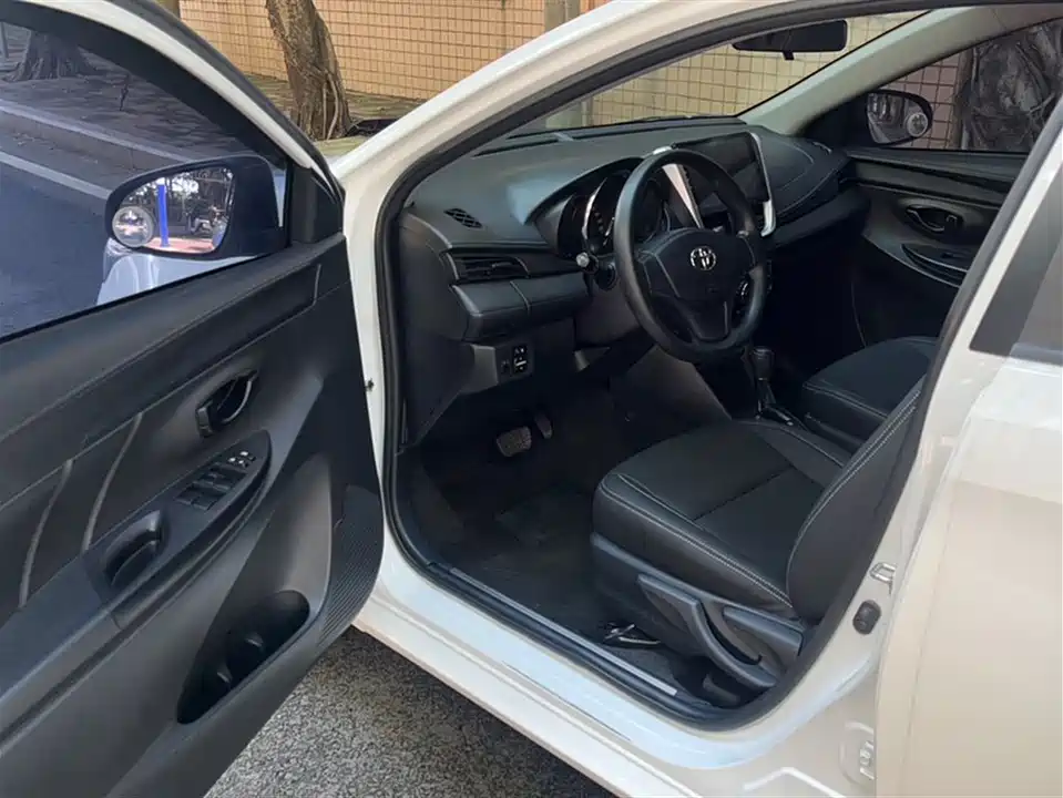 Toyota YARiS L to enjoy