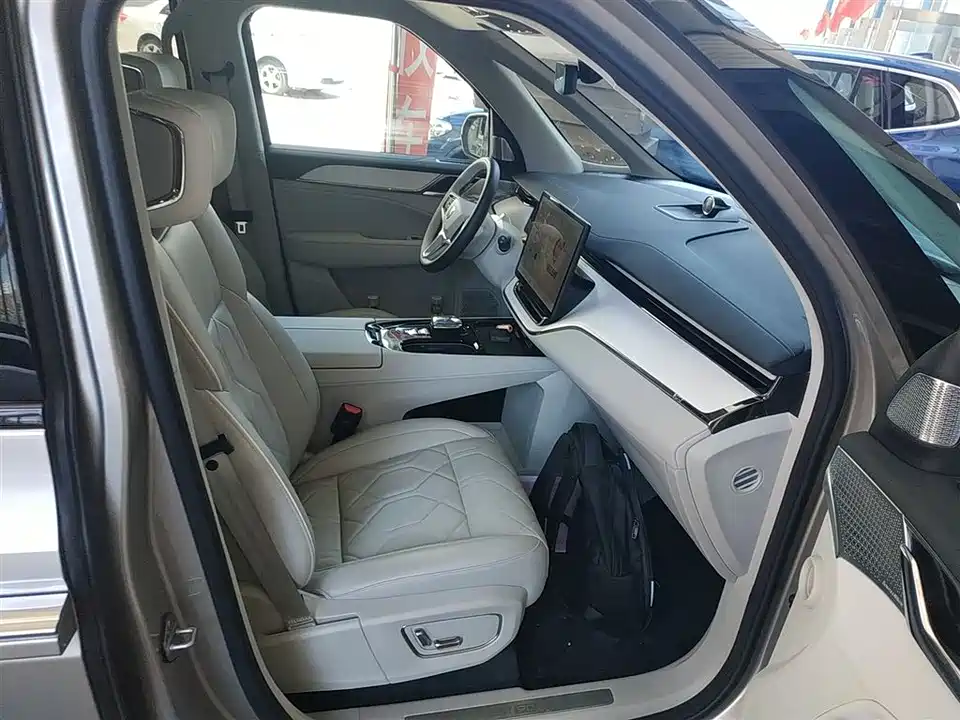 Volvo EM90