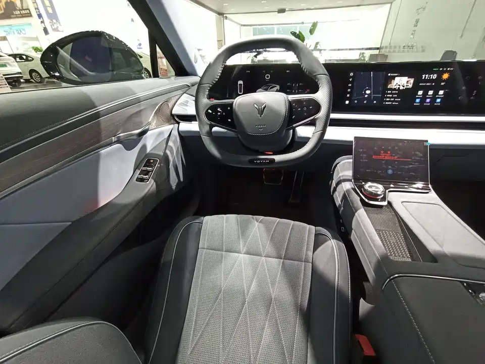 VOYAH Lantu chasing light